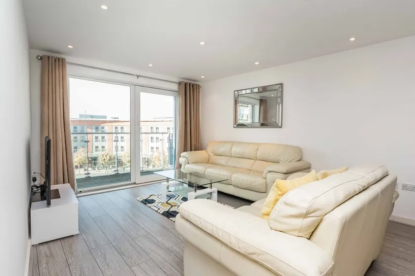 Luxurious Gunwharf Quays Sunset Views - Image 1