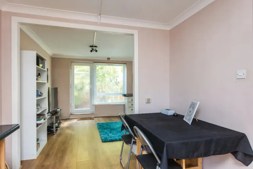 Homely 2 Bedroom House in Kennington With Garden - Image 1