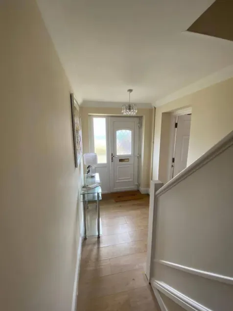 Charming 6-bed House in Reading With Parking - Image 1