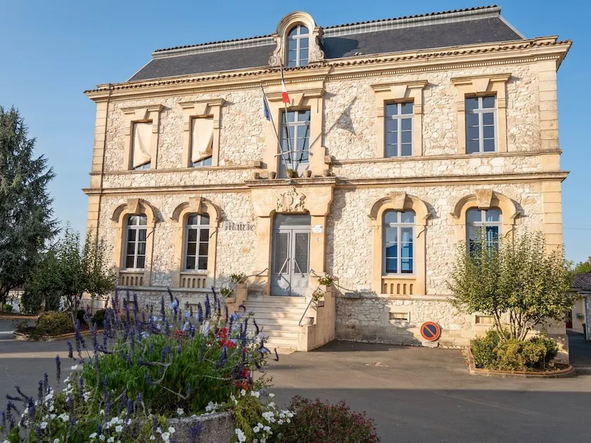 Attractive Villa in Vélines With Private Garden - Image 1