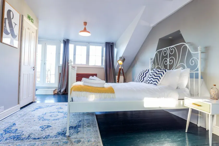 The River Cam Place - Enchanting 6BDR Home next to River Cam - Image 1