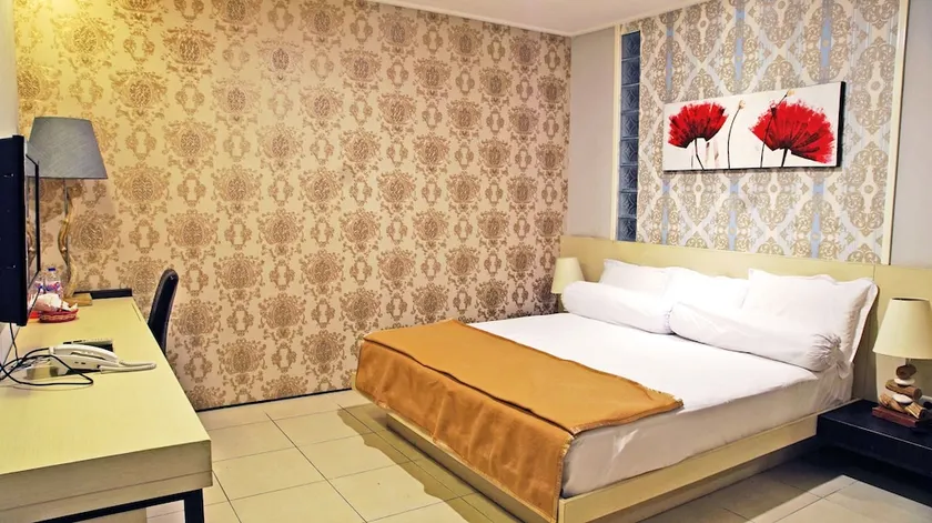 RedDoorz Near Ciputra World - Image 1