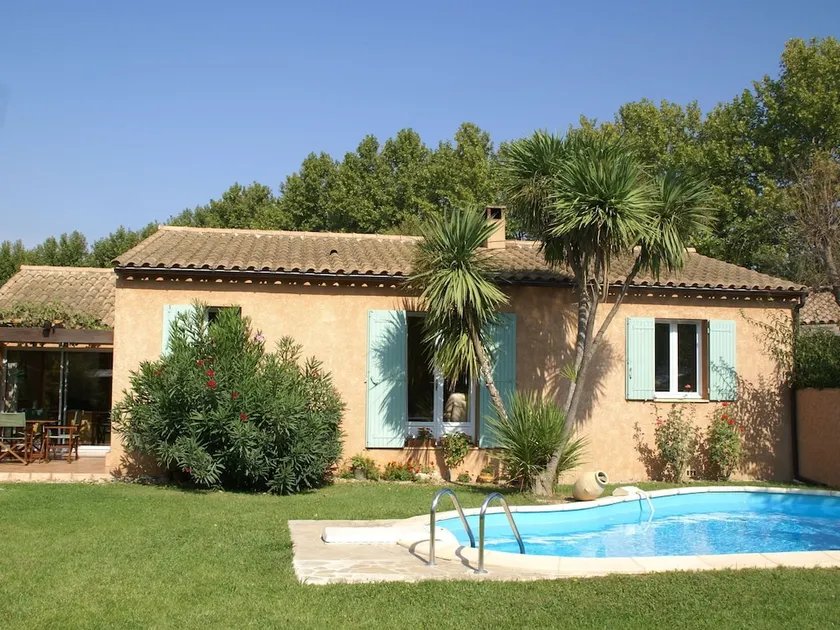 Cozy Holiday Home in Noves With Swimming Pool - Image 1