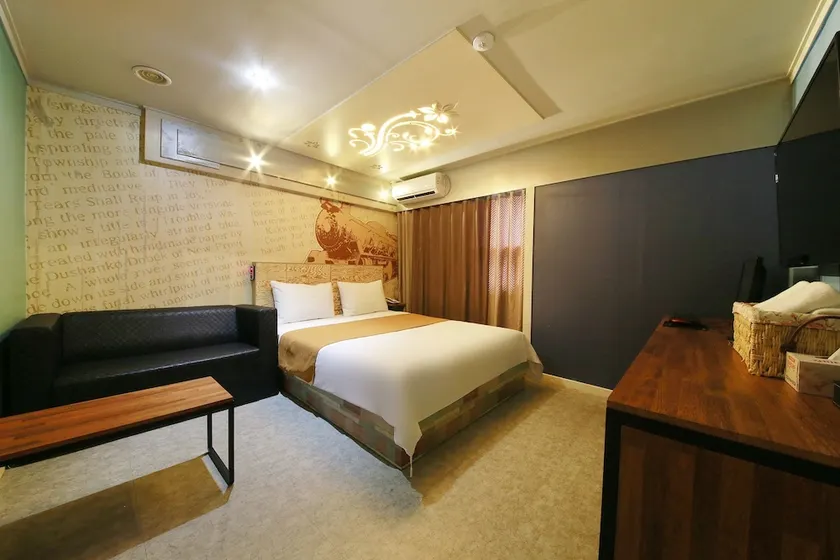 Starry Night Hotel - Image 1