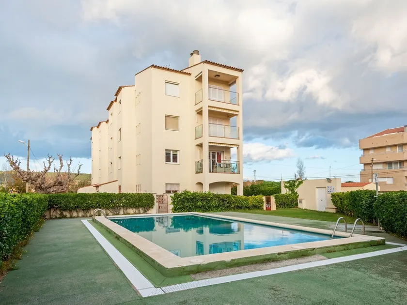 Picturesque Holiday Home in L'estartit With Swimming Pool - Image 1