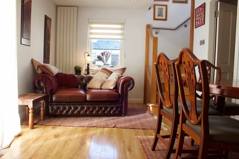 2 Bedroom House With Free Parking - Image 1