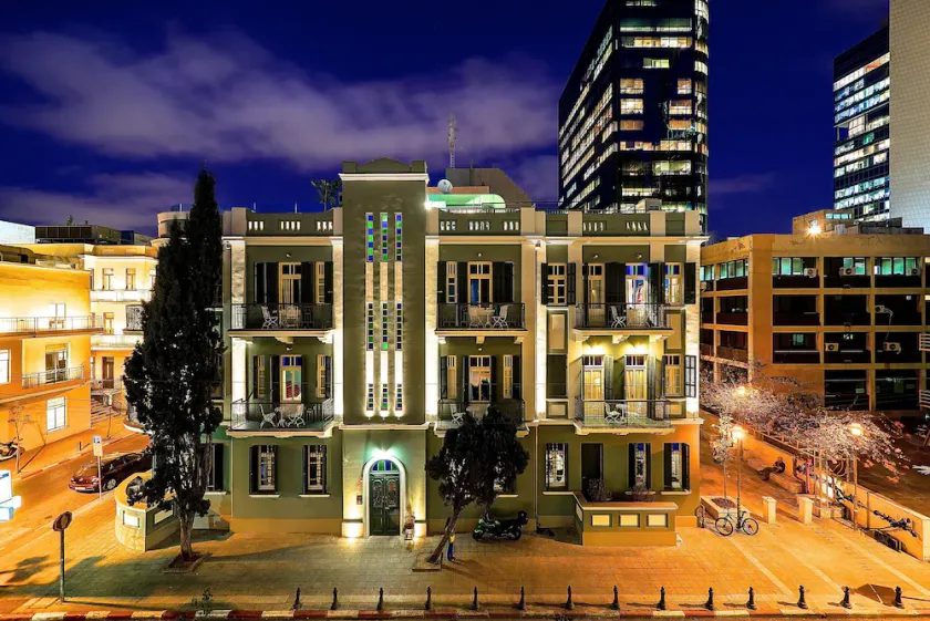Alma Hotel and Lounge - Image 1
