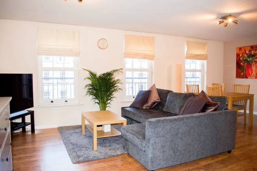 Bright and Modern Home in Edinburgh - Image 1