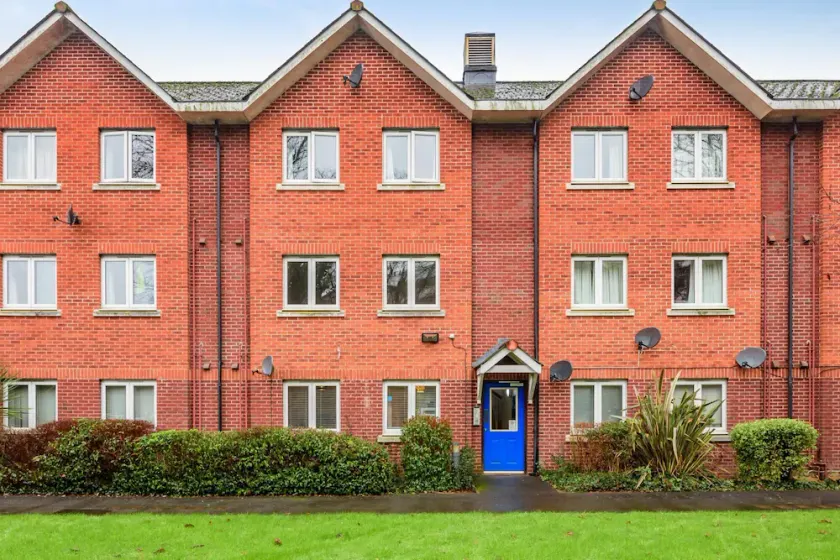 Stylish 2 Bedroom Apartment Central Exeter Parking on Site - Image 1