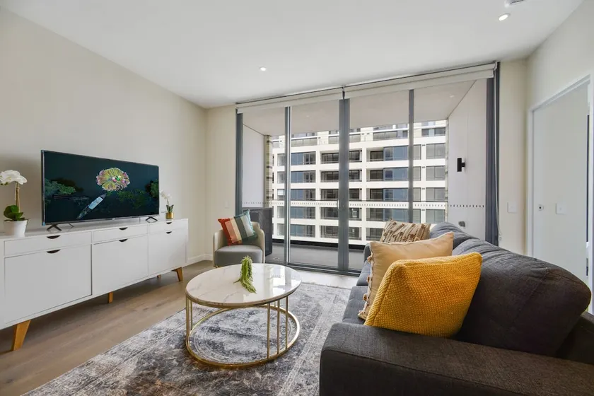 HomeHotel-Luxurious High Rise Apt - Image 1