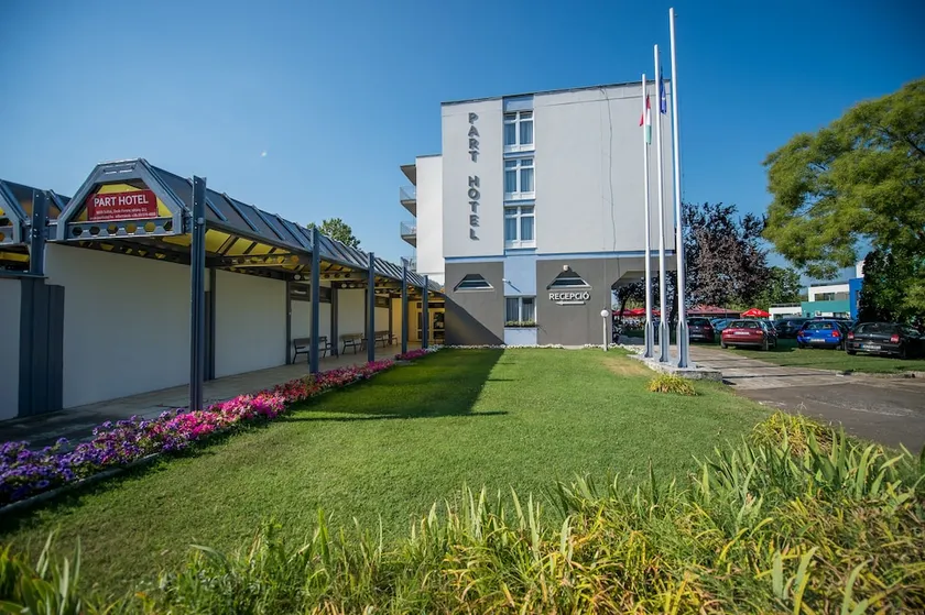 Part Hotel - Image 1