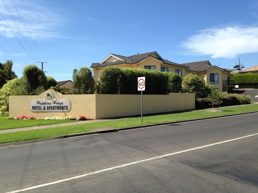 Hopkins House Motel & Apartments - Image 1