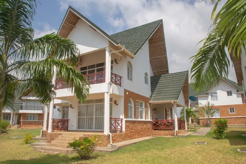 A Charming 3 bedroom House located just 2minute walk to the Beach. 🏡🏖️ - Image 1