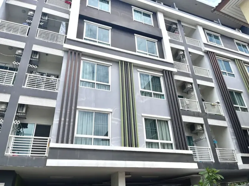 8 Resident - Image 1