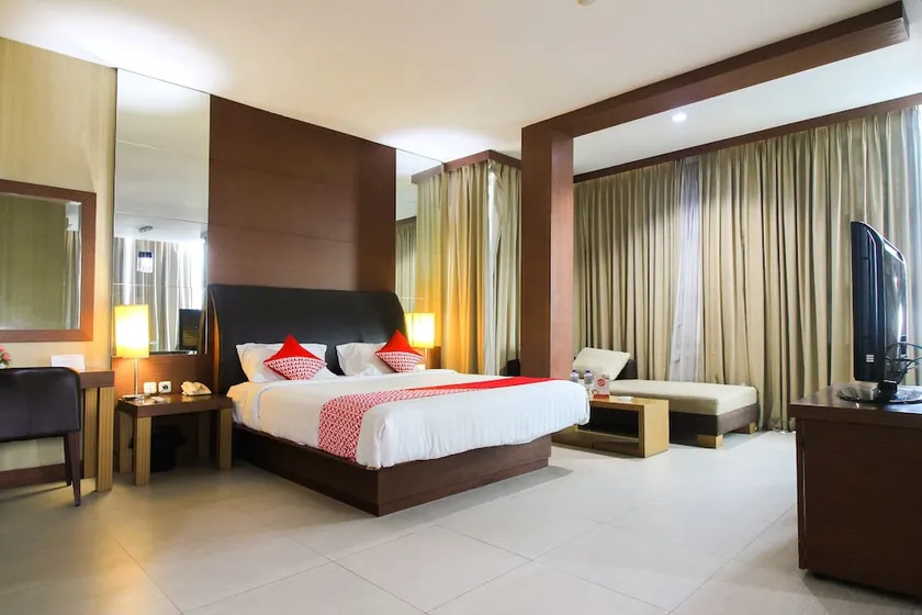 OYO 1729 I-shine Hotel - Image 1