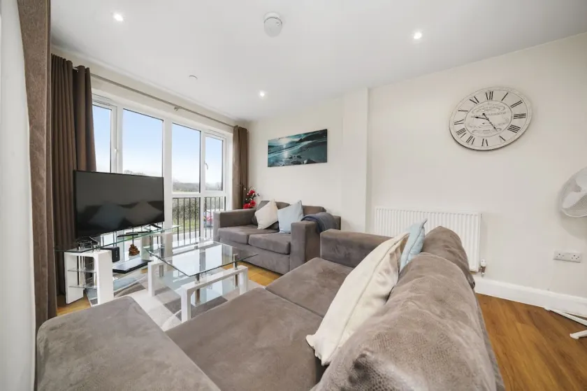 London Heathrow Living Serviced Apartments By Ferndale - Image 1