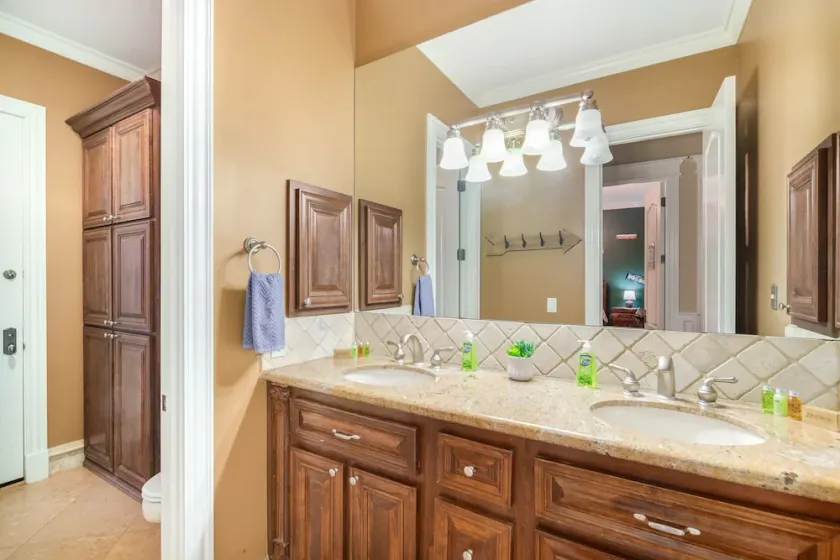Luxury Home at Red Mountain! Heated Pool, Bocce Court, Firepits! Sleeps 10. Dog Friendly. by RedAwning - Image 1