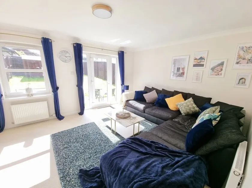 Boutique 3-bed Home with Free Parking in Glasgow - Image 1