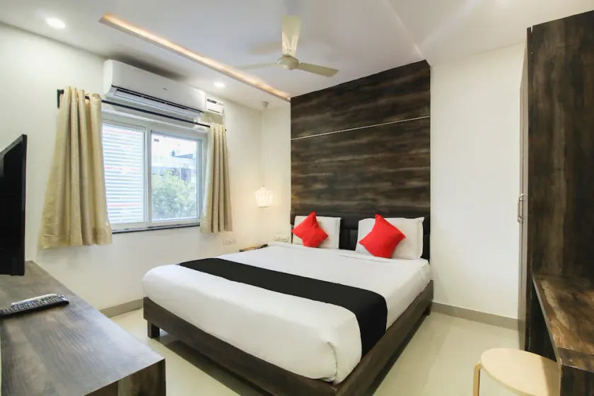 Apple Tree Inn by OYO Rooms - Image 1