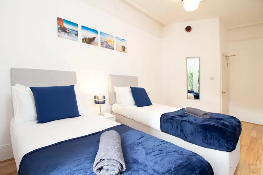 OPP Serviced Apartment Exeter city centre sleeps 4 - Image 1
