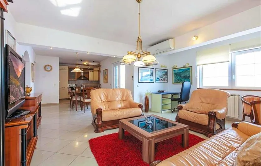 Apt w Jacuzzi, Balcony & sea View, 3 min to Beach - Image 1