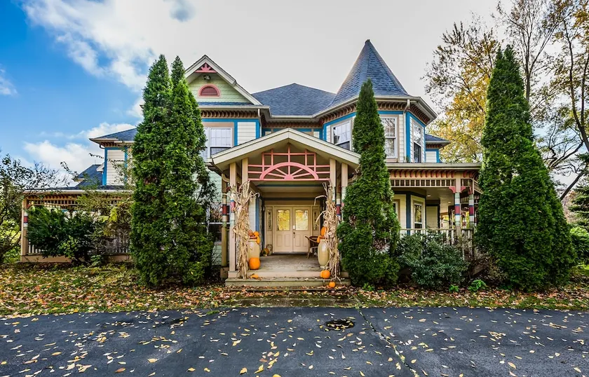 Blue Jay Manor - Image 1