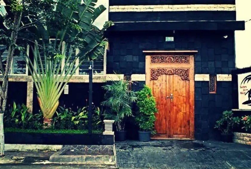 Surfers Dorm House - Image 1