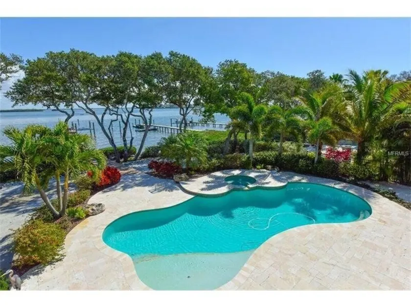 Dockside Darling 3 Bedroom Home by RedAwning - Image 1