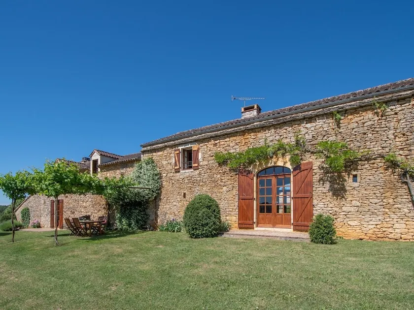 Spacious Holiday Home in Sauveterre de Lémance With Library - Image 1