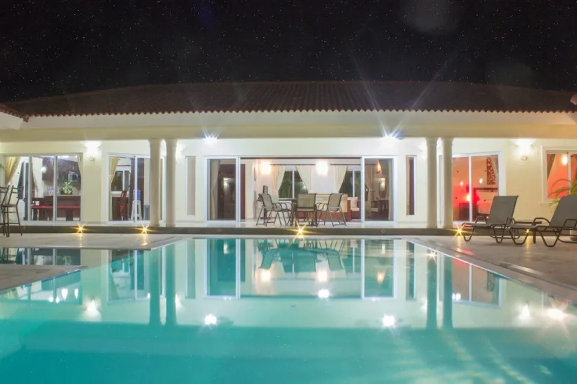 Privacy and Comfort Luxury 6 Bedroom Villa - Image 1