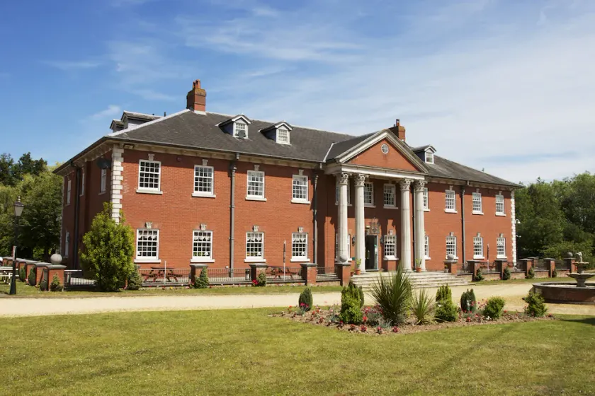 Elme Halll Hotel - Image 1