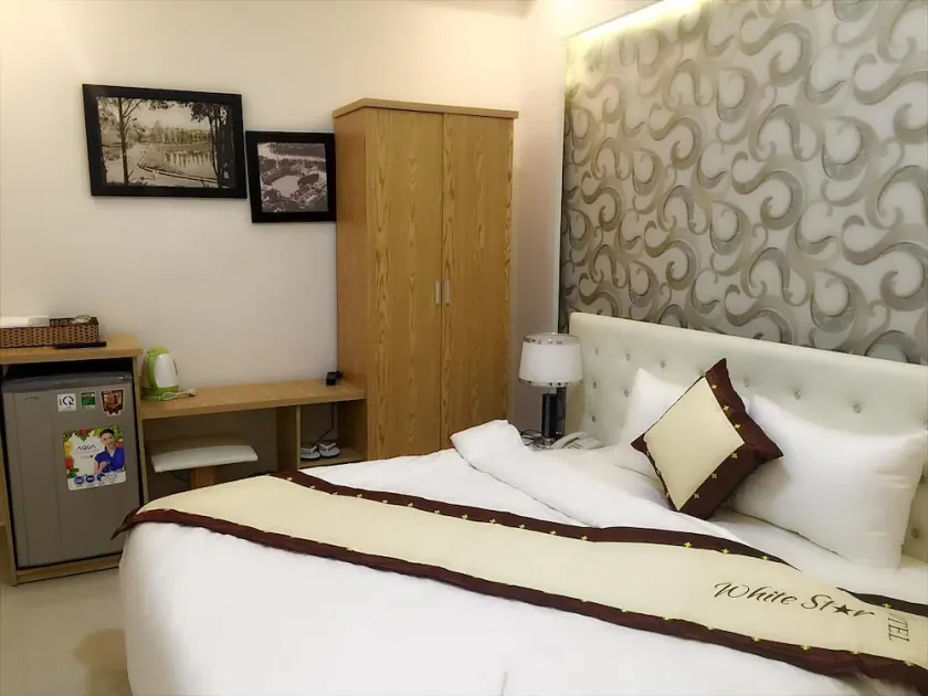 White Star Hotel - Image 1