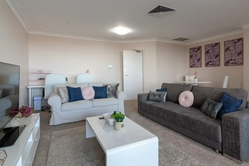 2BR Milsons Point Stay near Harbour & CBD - Image 1