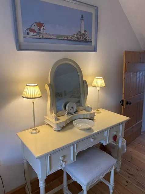 Charming Boutique 2-bed Cottage in Private Grounds - Image 1