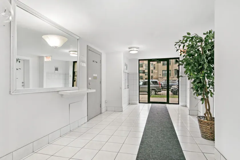 Prime Location! Easy Transport Loyola University - Image 1