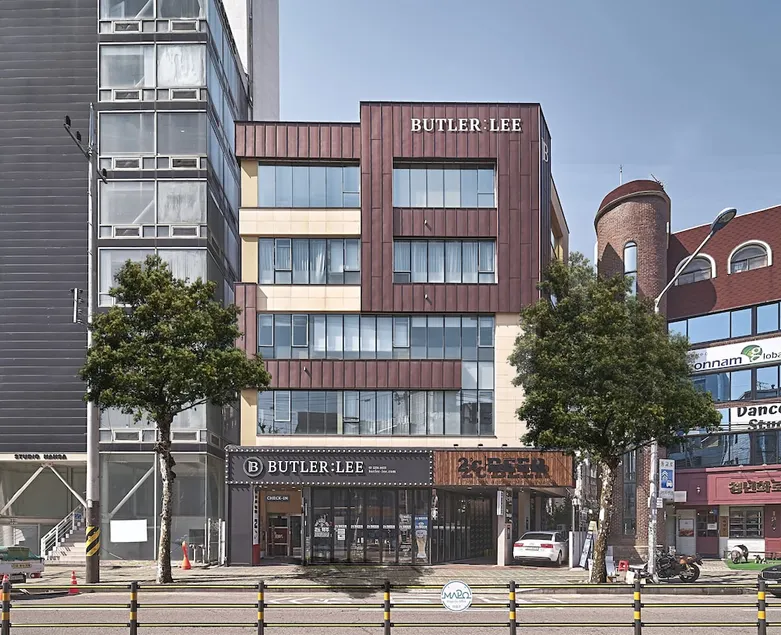 Butler:Lee Seoul - Image 1