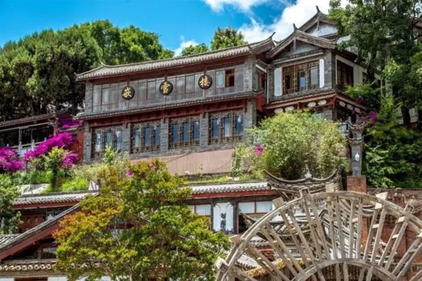Lijiang Qianxuelou Hotel - Image 1