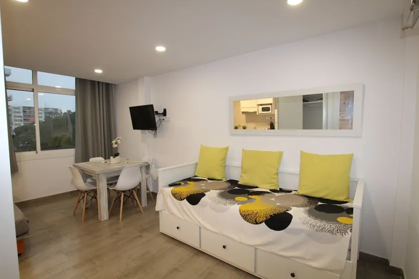Apartamento tipo estudio con piscina en Blanes - Image 1