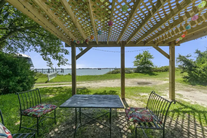 Charming Waterfront 3 Bedroom Cabin by RedAwning - Image 1