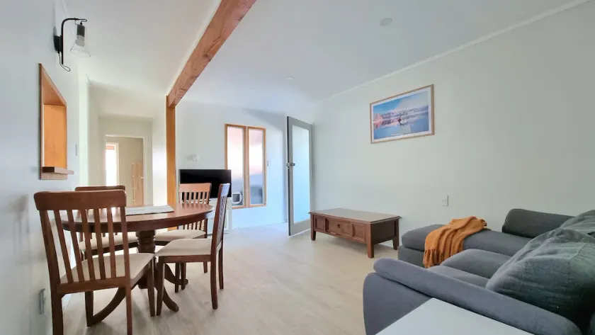 Lovely 2- Bedroom Unit with Free Parking - Image 1