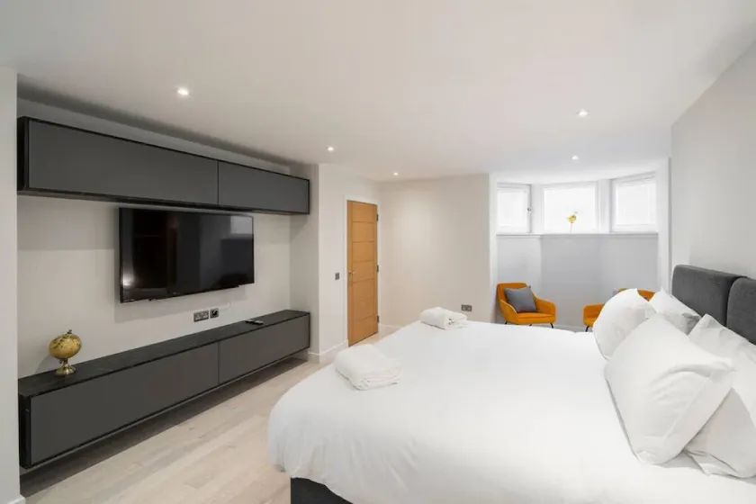 West Queen Street Apt - The Luxe Life - Image 1