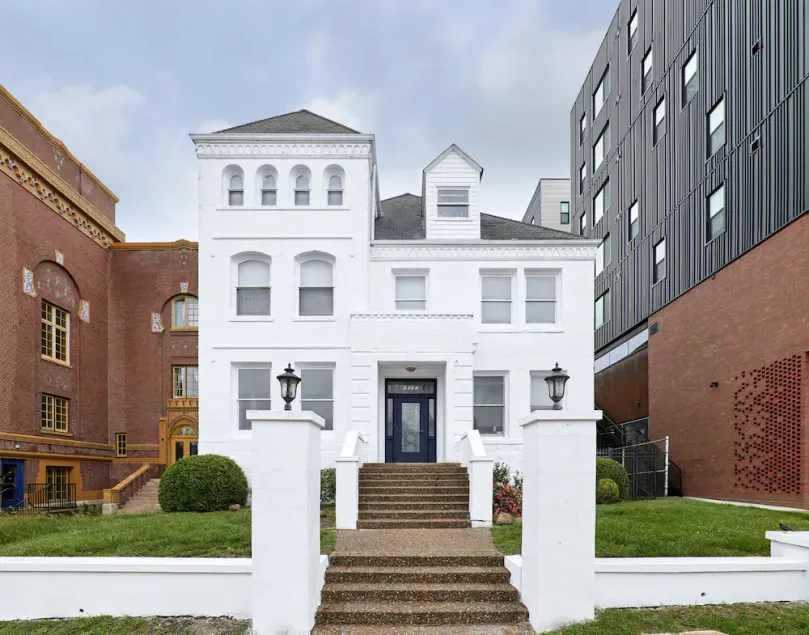Grand center apartments - Image 1