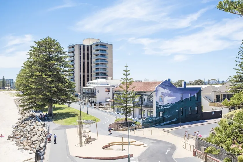 Seawall Apartments - Image 1