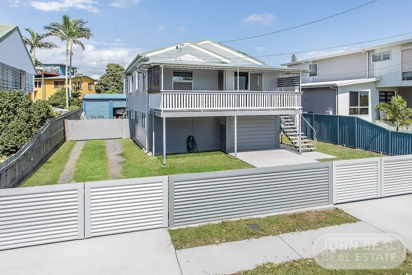 Brighton Waterfront Beach House - Image 1