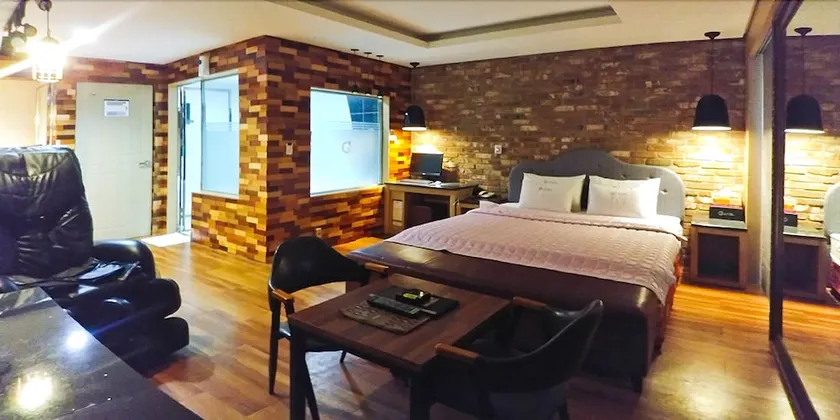 Q Five Hotel - Image 1