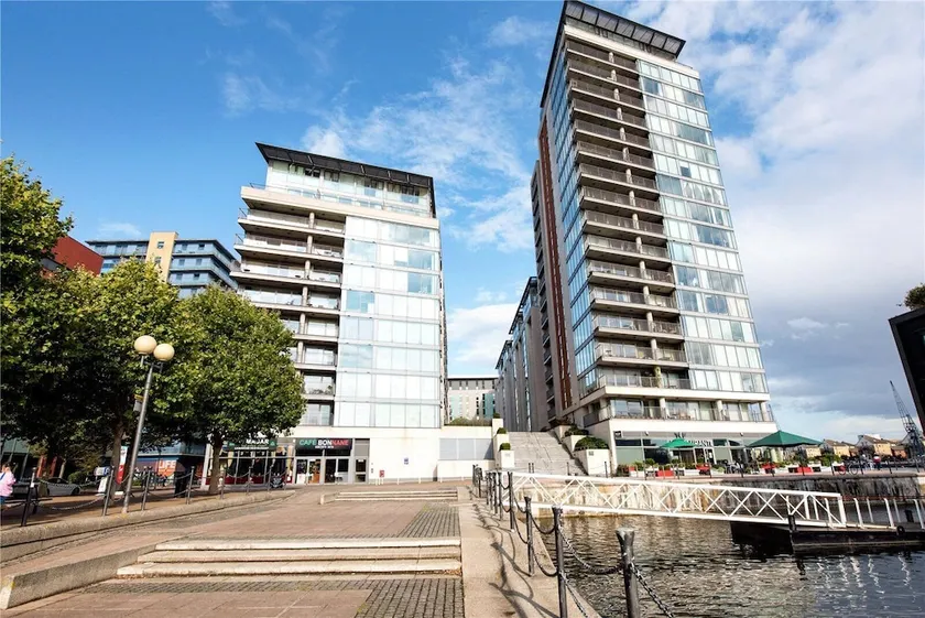 Royal Docks Guesthouse by LUXHABITAT - Image 1