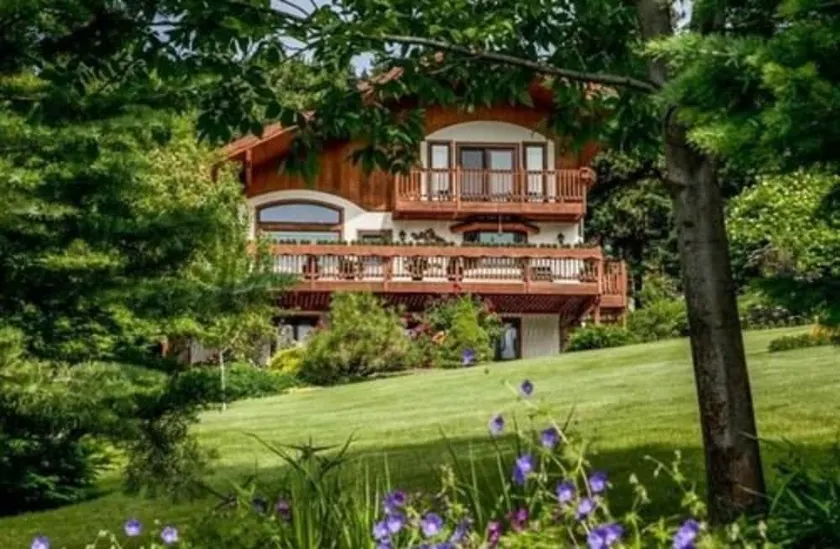 Fox Den Bed and Breakfast - Image 1