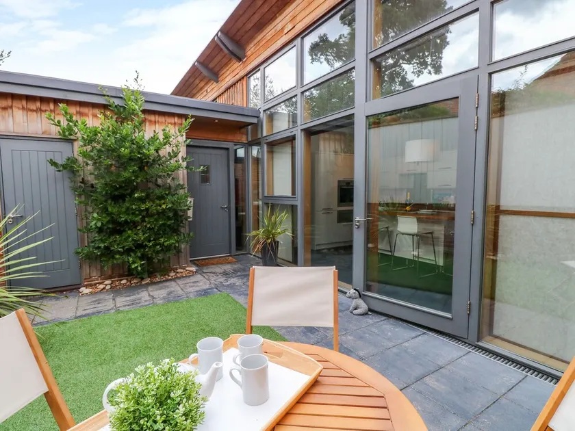 3 Frazers Court - Image 1