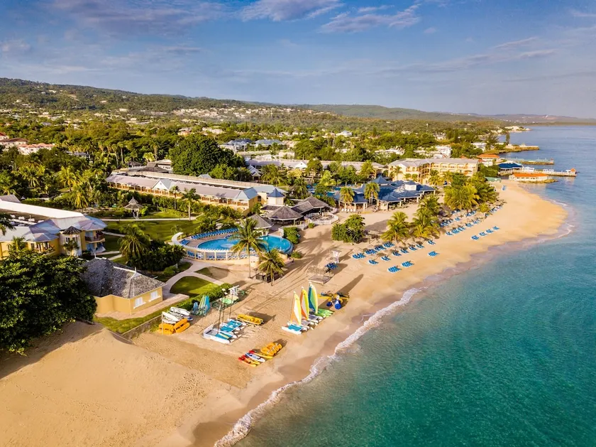 Jewel Runaway Bay Resort & Waterpark - Image 1