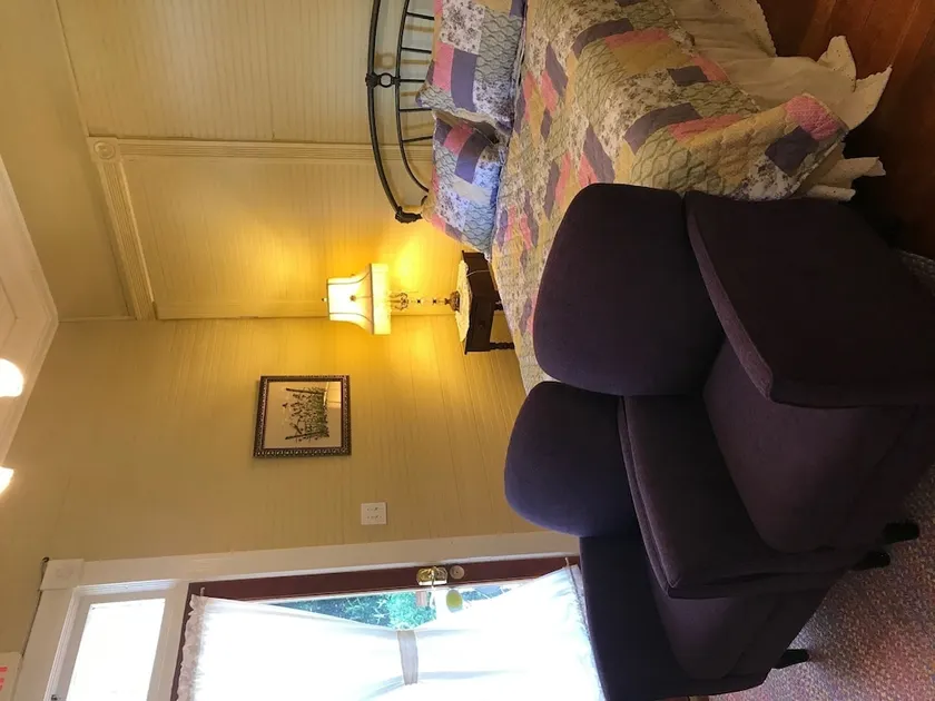 Lake Allatoona Inn - Image 1